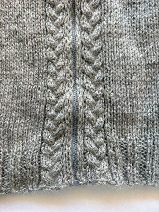 Gilet en maille grise fait main, zip central et col montant