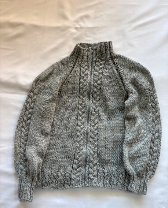 Gilet en maille grise fait main, zip central et col montant