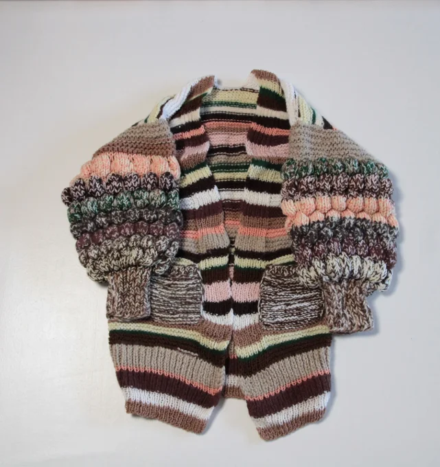 Cardigan femme multicolore rayé fait main – manches texturées