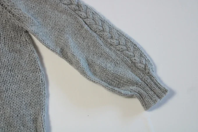 Gilet femme gris fait main zippé – col montant et torsades