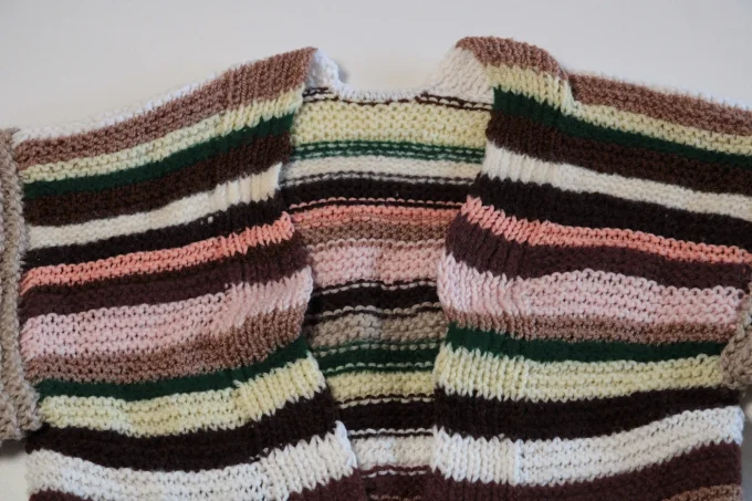 Cardigan femme multicolore rayé fait main – manches texturées