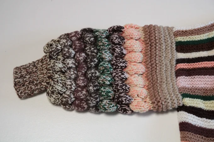 Cardigan femme multicolore rayé fait main – manches texturées