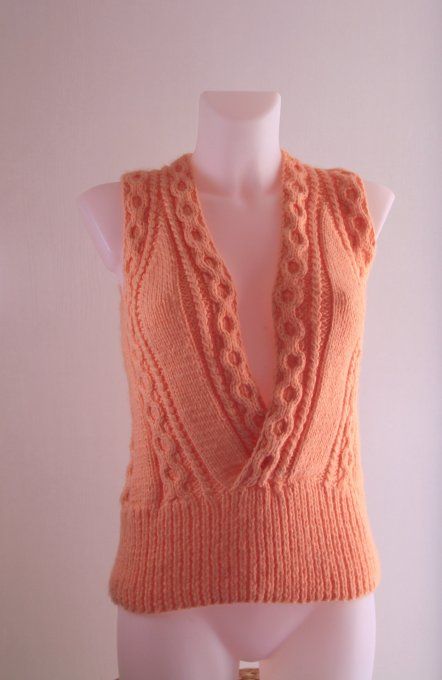 Débardeur tricot sans manches col V torsadé abricot