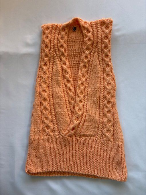 Débardeur tricot sans manches col V torsadé abricot