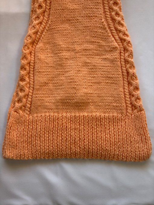 Débardeur tricot sans manches col V torsadé abricot