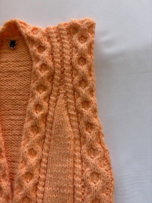 Débardeur tricot sans manches col V torsadé abricot