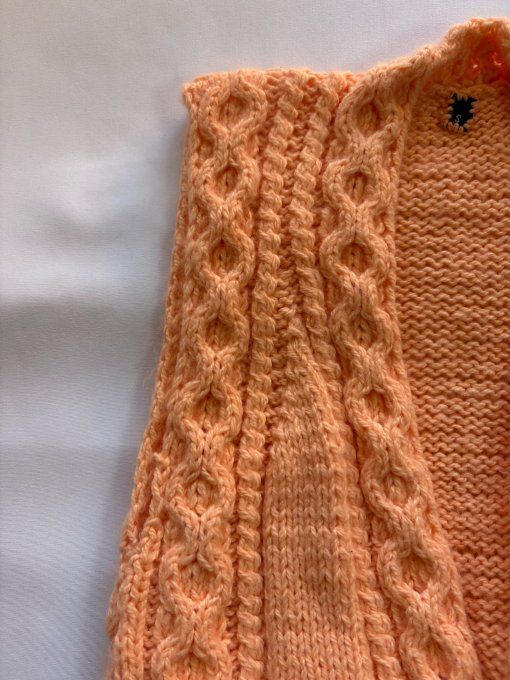 Débardeur tricot sans manches col V torsadé abricot