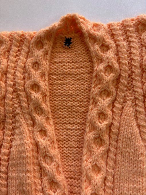 Débardeur tricot sans manches col V torsadé abricot