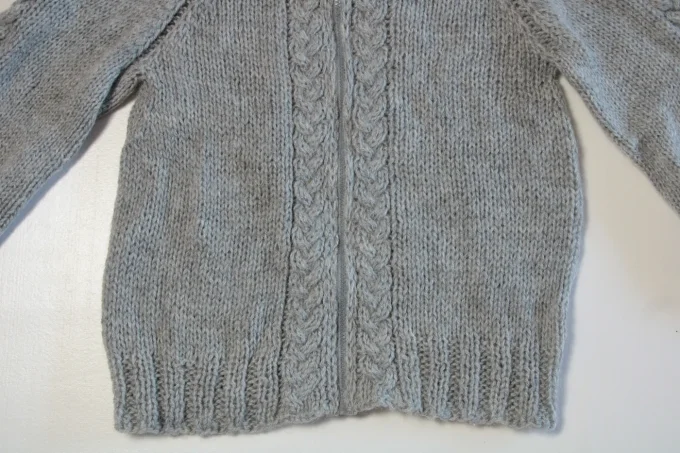 Gilet femme gris fait main zippé – col montant et torsades