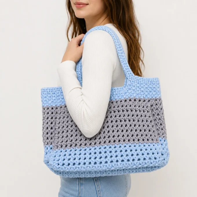 Sac cabas crocheté fait main bicolore bleu ciel & gris