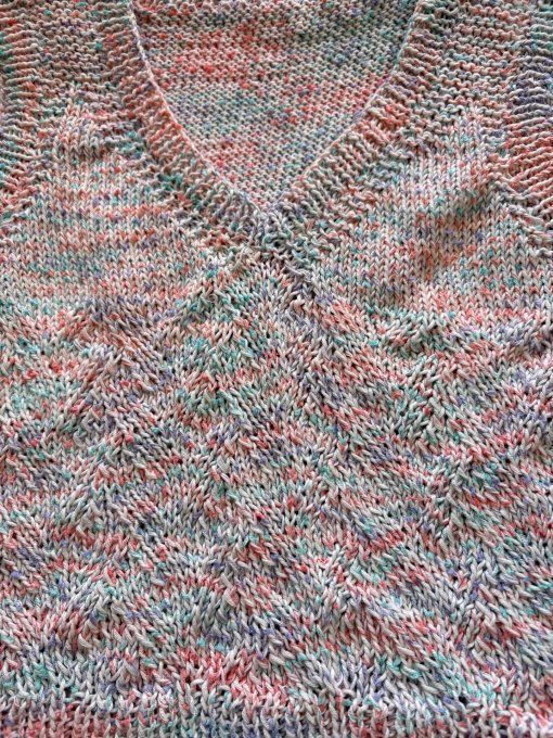 Débardeur maille pastel chinée, col V et coupe droite