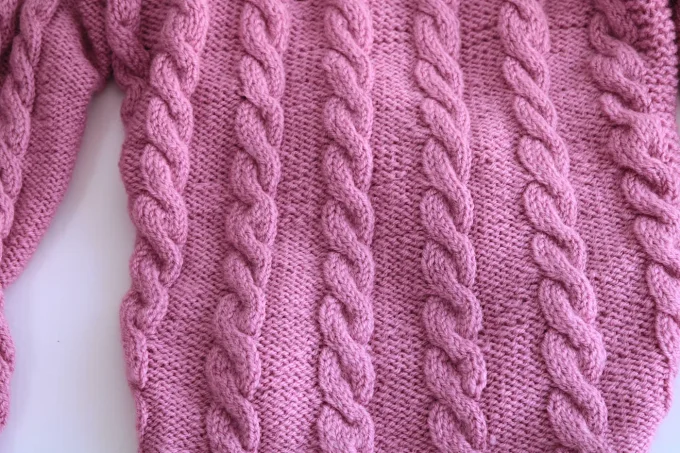 Ensemble jupe + pull torsadée rose poudré, maille raffinée