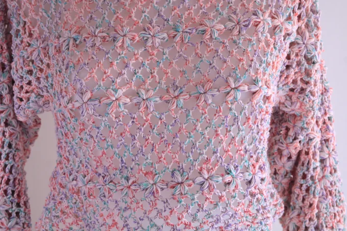 Pull crochet multicolore pastel ajouré, manches bouffantes