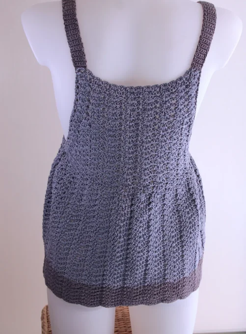 Top crocheté évasé gris perle, maille ajourée