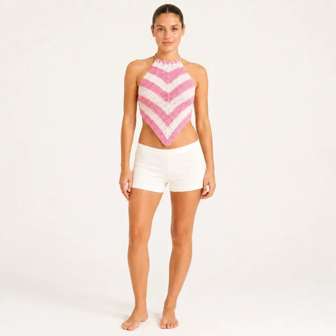 Crop top bandana dos nu en crochet raye rose et blanc avec col halter porte par une femme avec un bo