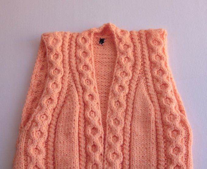 Débardeur tricot sans manches col V torsadé abricot
