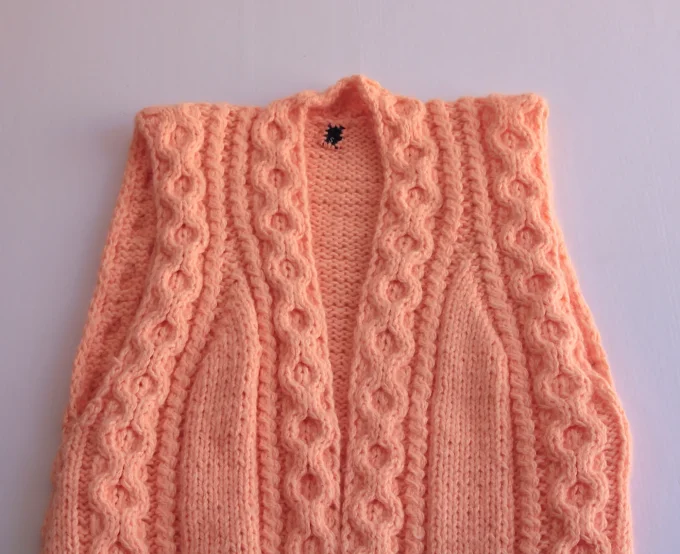 Débardeur tricot sans manches col V torsadé abricot