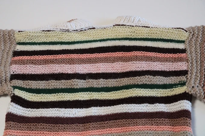 Cardigan femme multicolore rayé fait main – manches texturées