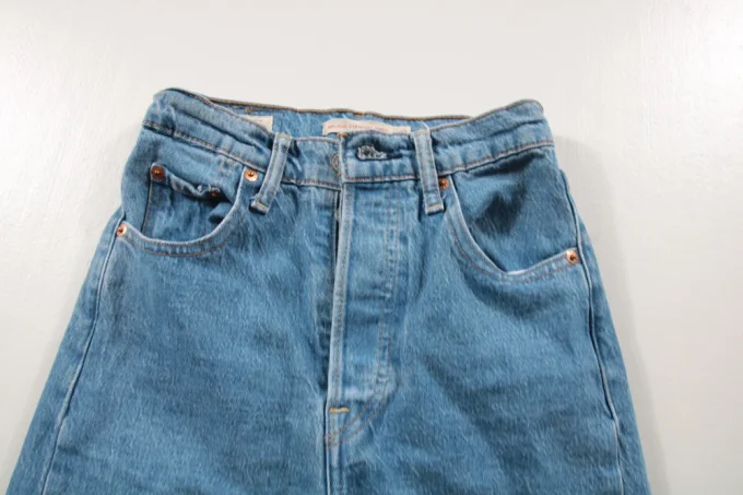 Jean Levi’s Ribcage bleu présenté plié