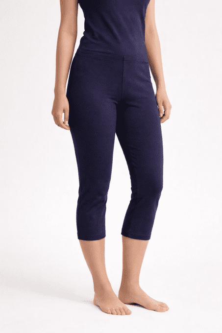 Vue portée illustrative d’un legging corsaire bleu marine près du corps