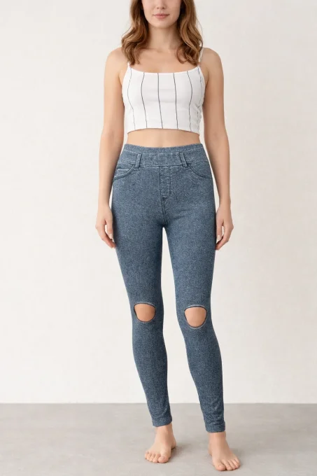 Legging effet jean bleu femme avec decoupes ovales aux genoux porte de face
