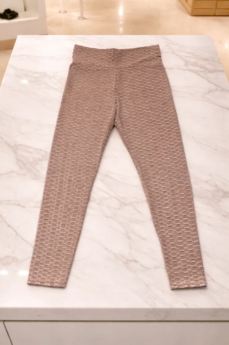 Legging femme gaufré à ceinture large – texture géométrique