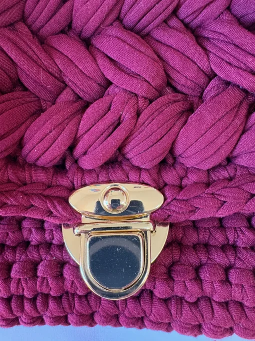 Sac bandoulière au crochet vin rouge fait main – chaîne dorée