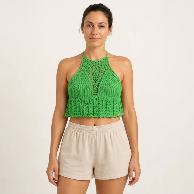 Mise en situation portée d’un top crochet vert 100% coton taille M