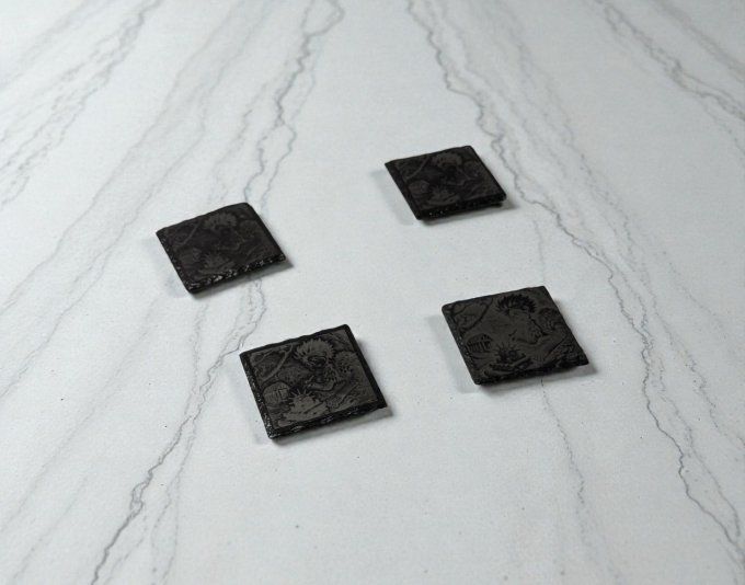 Lot de 4 dessous de verre en ardoise gravée – 10 × 10 cm