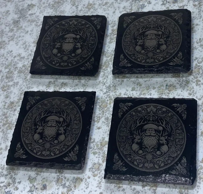 Lot de 4 dessous de verre en ardoise gravée – motif Noël Père Noël & rennes – 10 × 10 cm