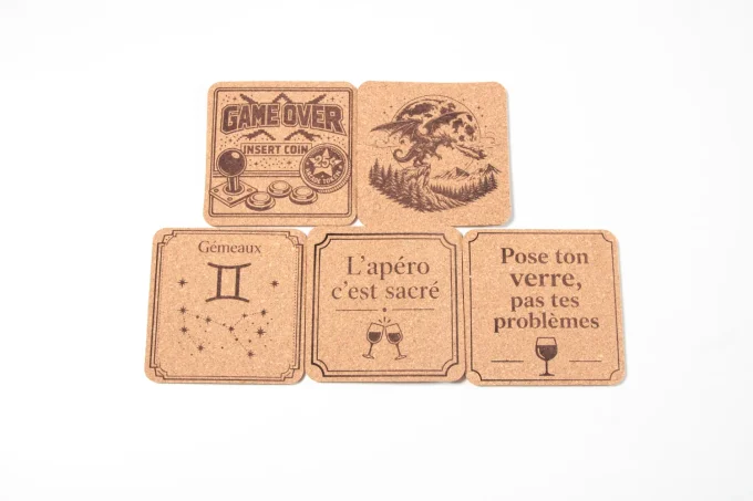 Sous-verres en liège gravés avec différents motifs