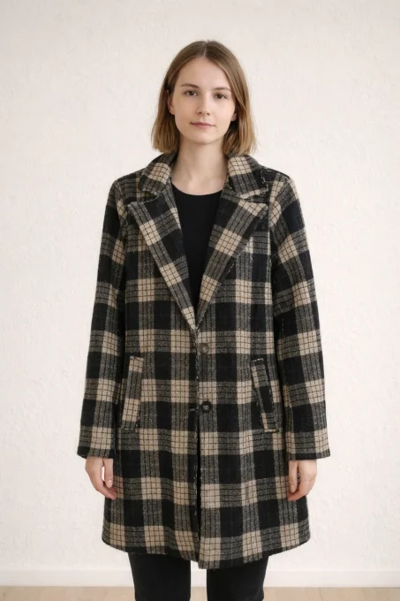 Manteau mi-long en tweed a carreaux noir et beige avec boutonnage et col a revers porte vue de face