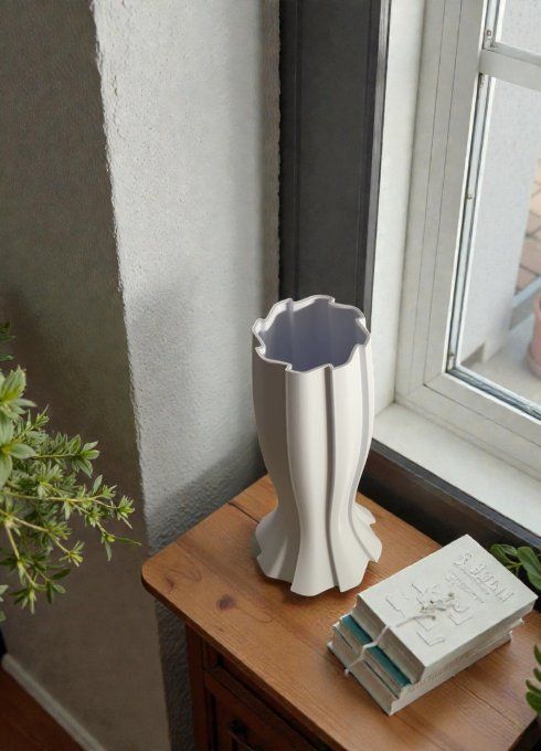 Fichier vase cannelé minimaliste — style architectural, rendu raffiné