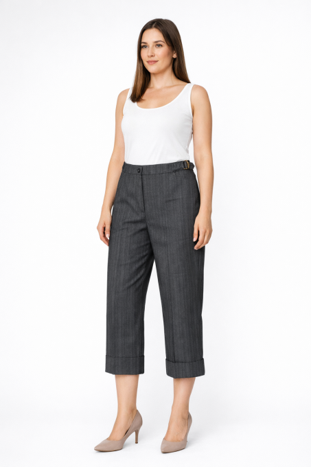 Pantacourt gris anthracite à chevrons D.T.C Collection taille 40 en mise en situation portée