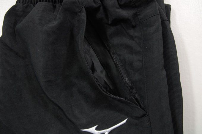 Logo Mizuno blanc brodé sur pantalon noir