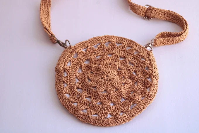 Sac rond femme en raphia au crochet camel