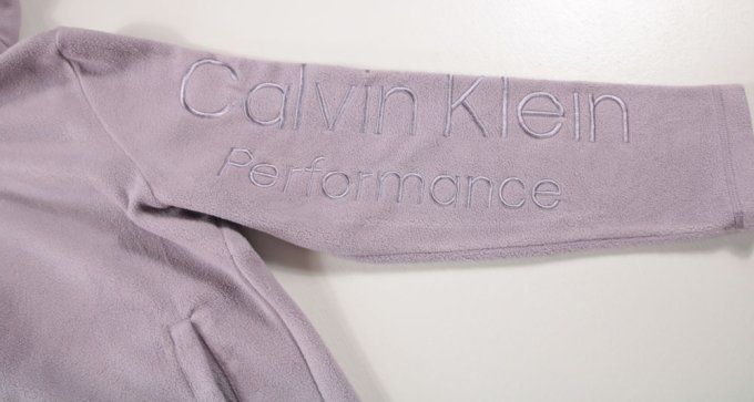 Broderie Calvin Klein Performance sur la manche