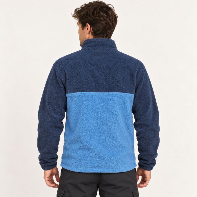 Vue de dos du mannequin homme portant la veste polaire bicolore Columbia bleu marine et bleu ciel