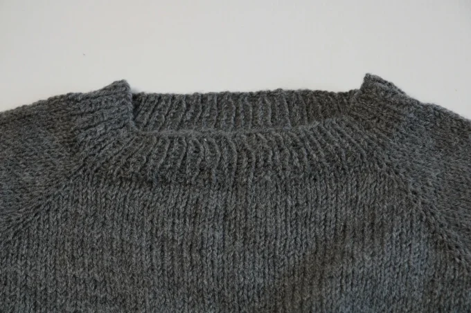 Pull femme court gris fait main – col rond et manches bouffantes