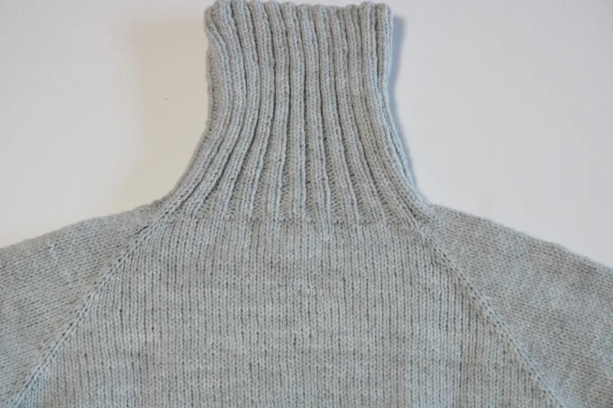 Pull col roulé femme gris fait main à motif torsadé – S/M