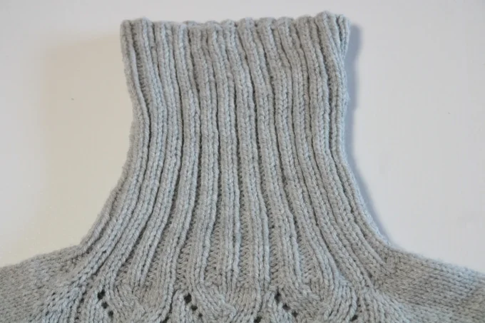 Photo réelle du col roulé côtelé du pull gris fait main.