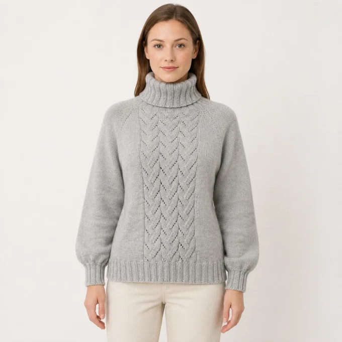 Mise en situation IA du pull col roulé gris fait main porté de face par un modèle femme.