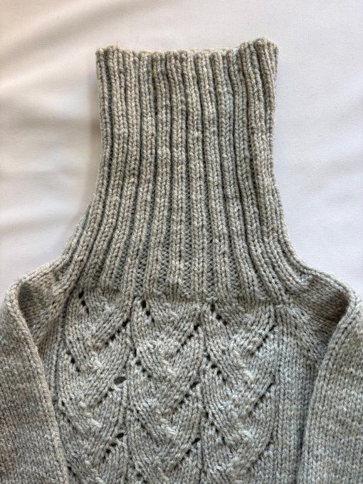 Pull col roulé gris motif torsadé, maille douce