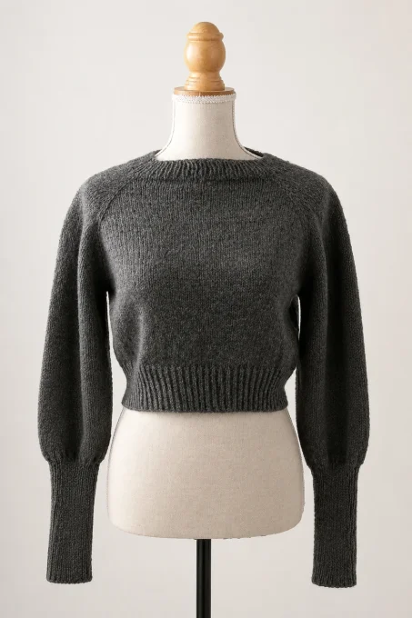 Pull femme court gris fait main – col rond et manches bouffantes