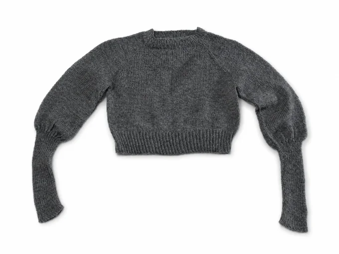 Pull femme court gris fait main – col rond et manches bouffantes