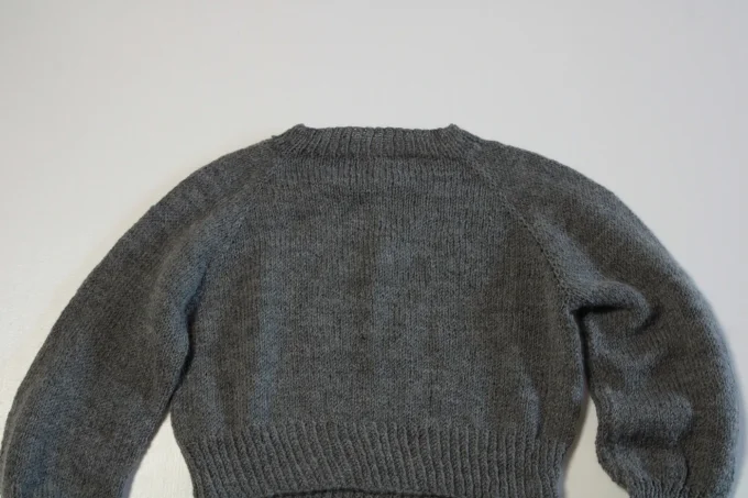 Pull femme court gris fait main – col rond et manches bouffantes