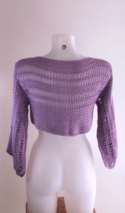 Crop-top crochet lavande ajouré, manches amples