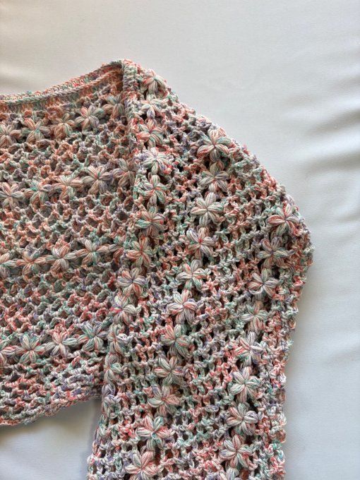 Pull crochet multicolore pastel ajouré, manches bouffantes