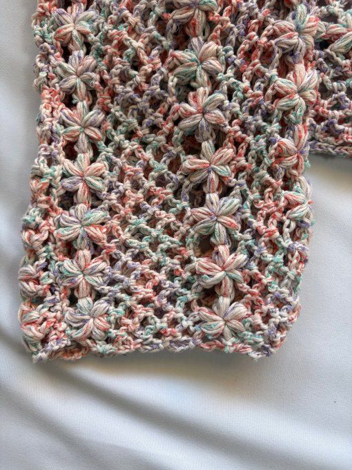 Pull crochet multicolore pastel ajouré, manches bouffantes