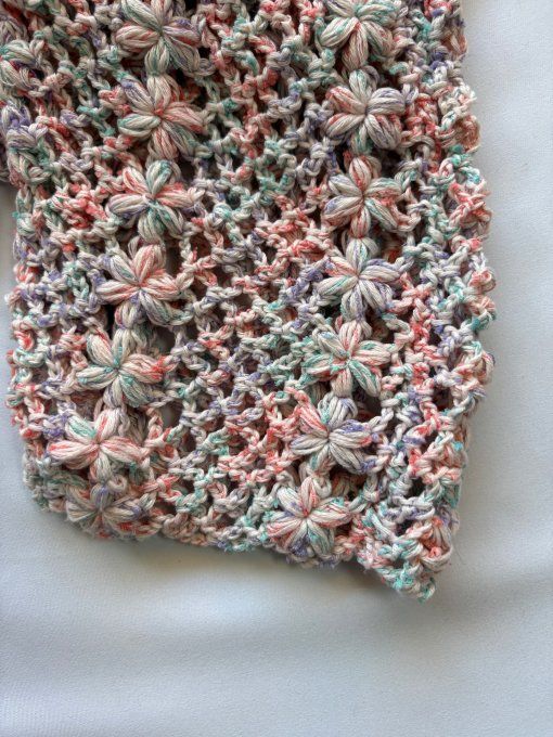 Pull crochet multicolore pastel ajouré, manches bouffantes